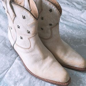 Bed Stu white ankle cowboy boots sz 9.5